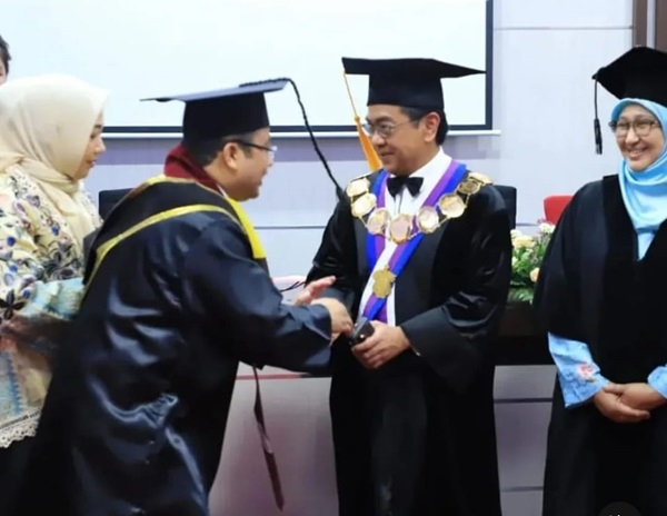 Mantan Wali Kota Tangerang Dua Periode, Arief Wismansyah Meraih Gelar Doktor Ilmu&nbsp;Manajemen
