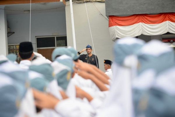 Nadiem Makarim Tidak Hadir Dalam Acara HUT RI Ke-79 Di IKN, Tetapi Memimpin Upacara Di SMA Ini.