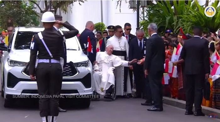 Kesederhanaan Paus Fransiskus Menggugah Peserta Didik Sekolah Tarakanita yang Menyambutnya di Istana Negara, Jakarta
