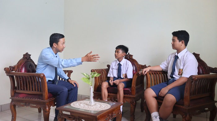 Guru: Pahlawan Transformasi Karakter